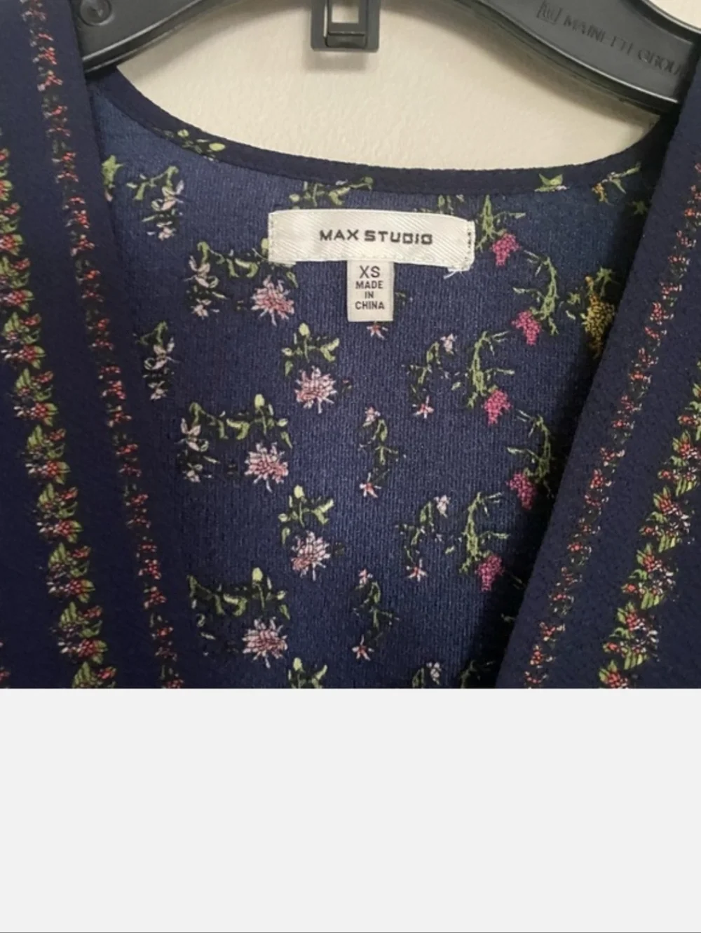 Max Studio Women's Empire Waist V-Neck Dress in Navy Floral — XS - Picture 5 of 7
